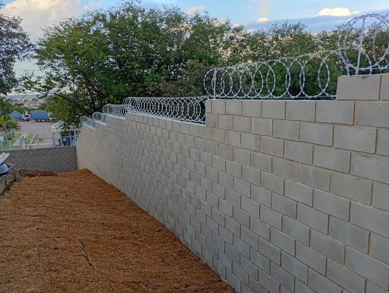 Muro finalizado executado pela Gold Construtora
